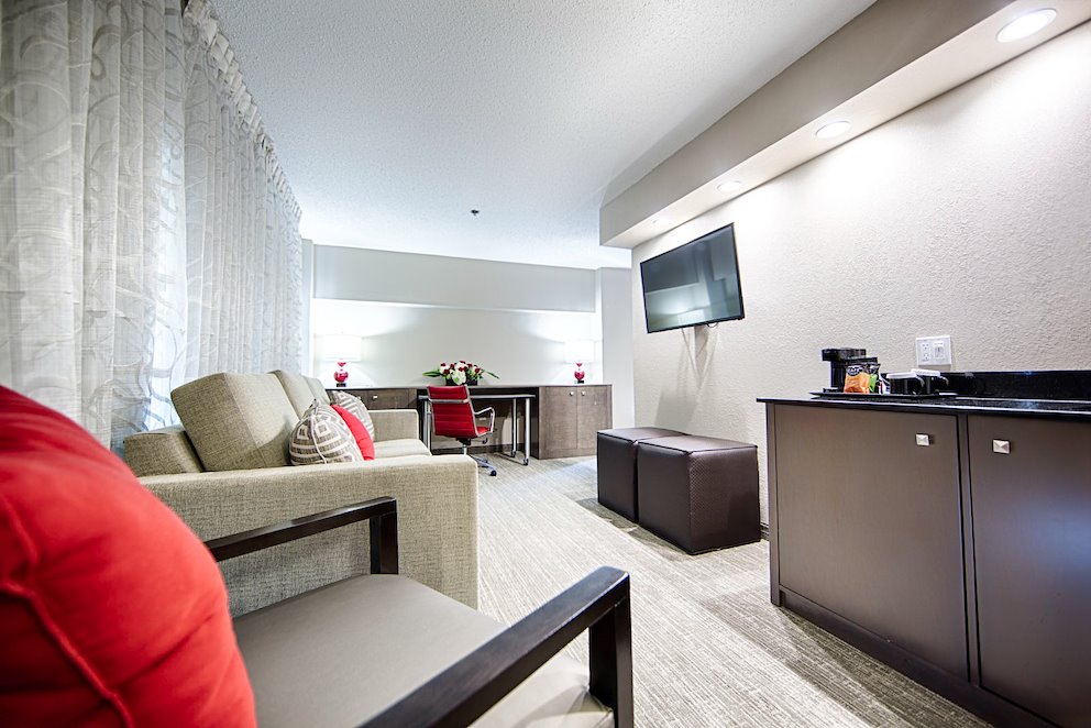 Updated full-service hotel room in Tuscaloosa